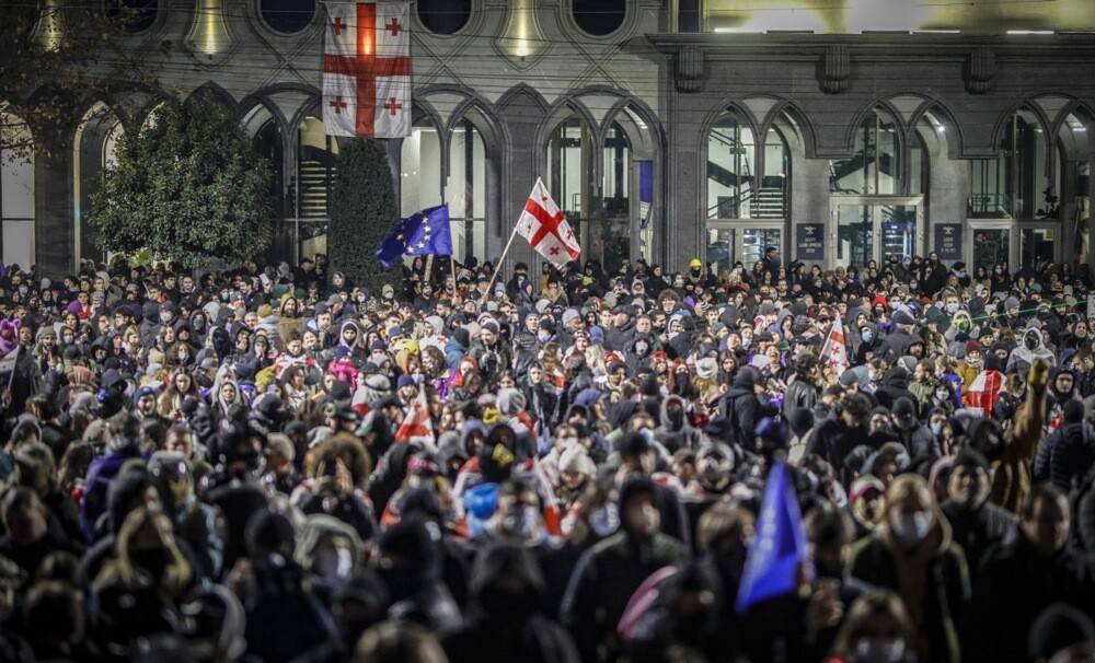 Tbilisi pie parlamenta pulcējas protestētāju tūkstoši