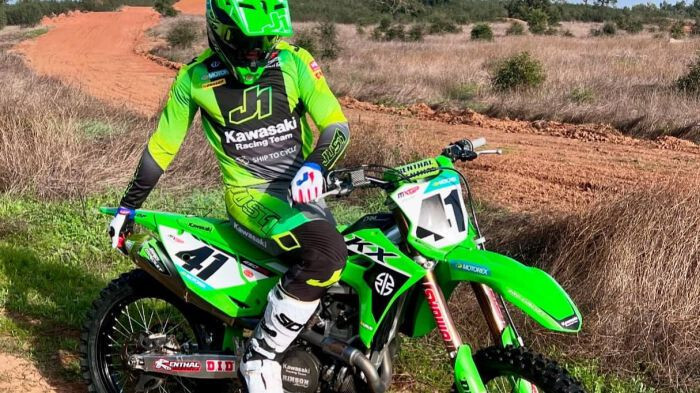 Jonass startēs “Hawkstone International” motokrosā