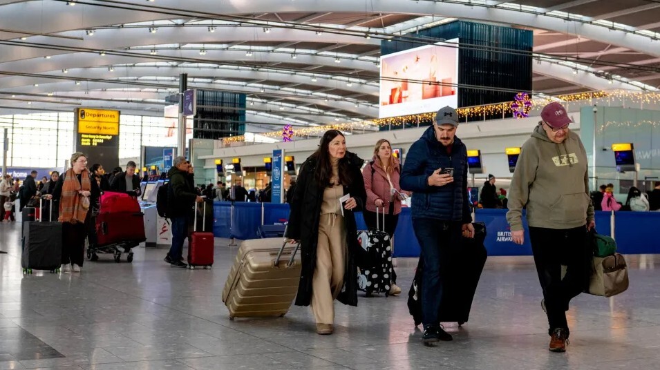 Londonas Hītrovas lidostā atcelti aptuveni 100 avioreisi