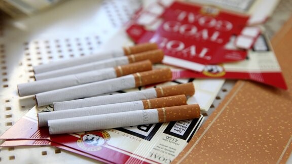 Saistībā ar nelegālu tabakas ražošanu aiztur 32 personas un izņem 300 miljonus cigarešu
