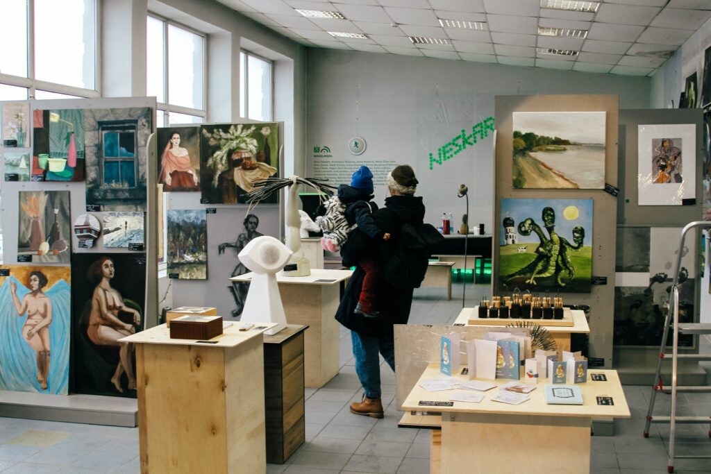 Latgale: Rēzeknē notiek mākslinieku labdarības bazārs “NESKARTS”