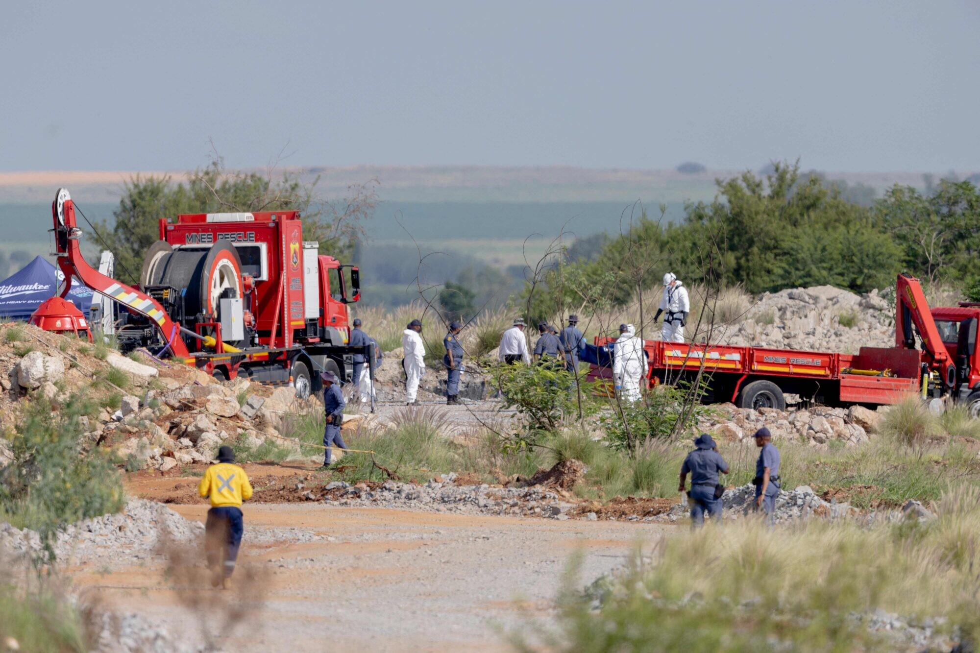Dienvidāfrikas raktuvē gājuši bojā vismaz 100 nelegālu zeltraču