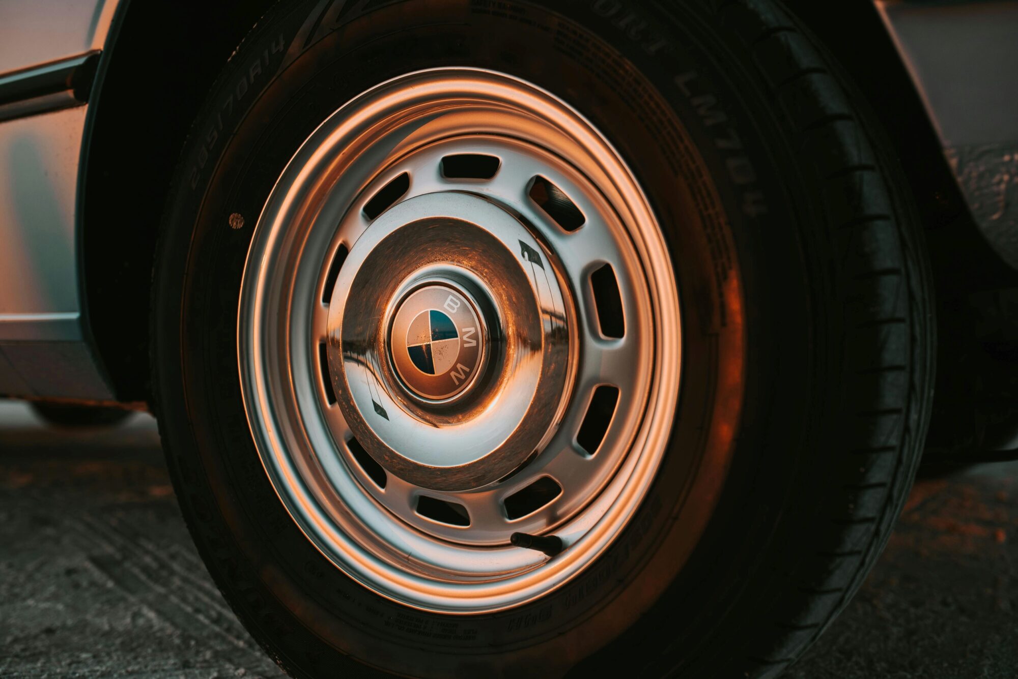 Vīrietis ignorē prokurora noteikto sodu un dzērumā stūrē “BMW”