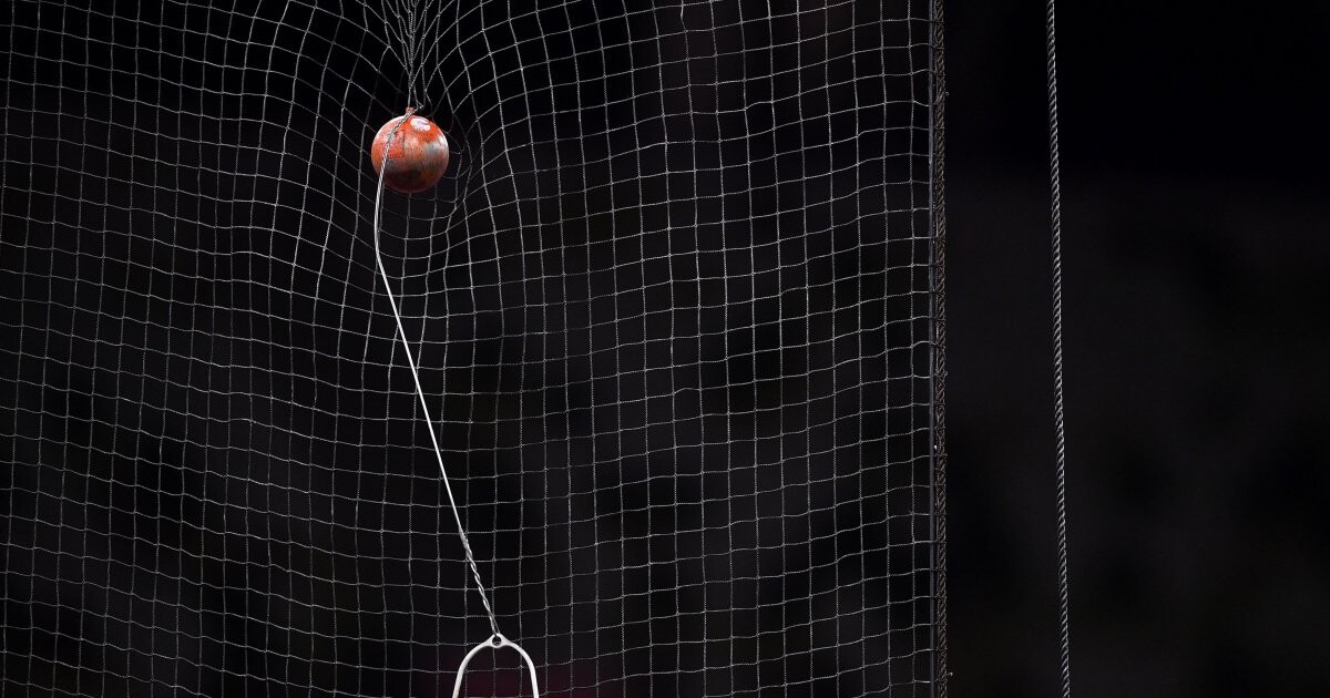 Pēc trāpījuma ar sportista raidīto veseri sacensību laikā ASV iet bojā līdzjutējs