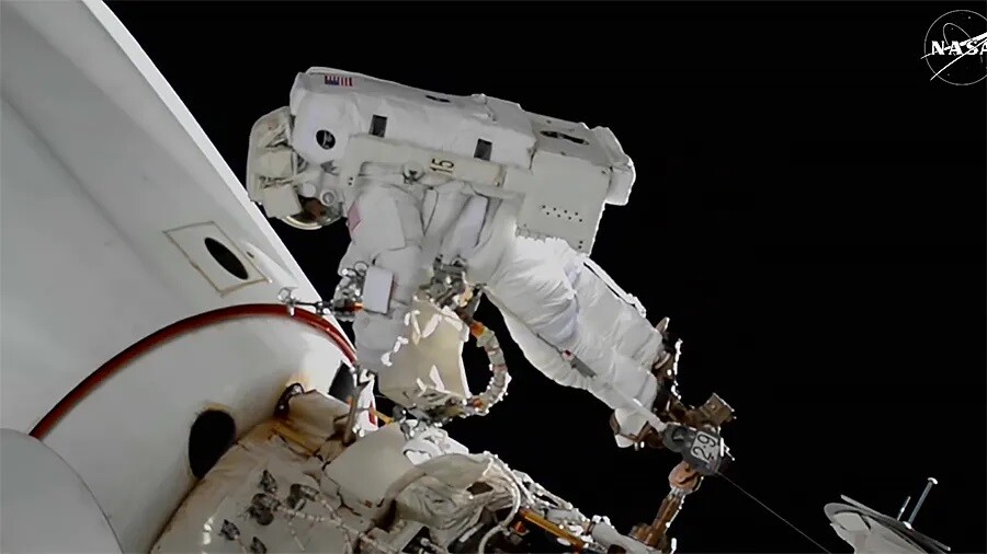 Divi NASA astronauti veikuši SKS remontdarbus