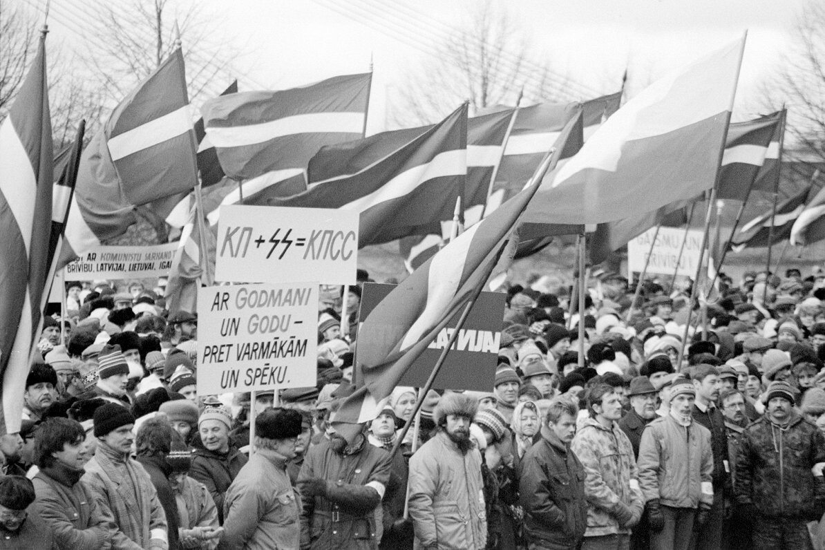 Pāris simti cilvēku Zaķusalā piemin 1991.gada barikādes