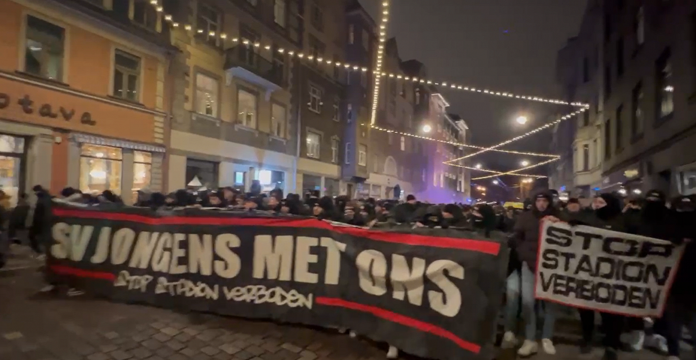 Video: Nīderlandes futbola kluba “Ajax” līdzjutēji sarīko nekārtības Rīgas centrā un, iespējams, apskādē Brīvības pieminekli