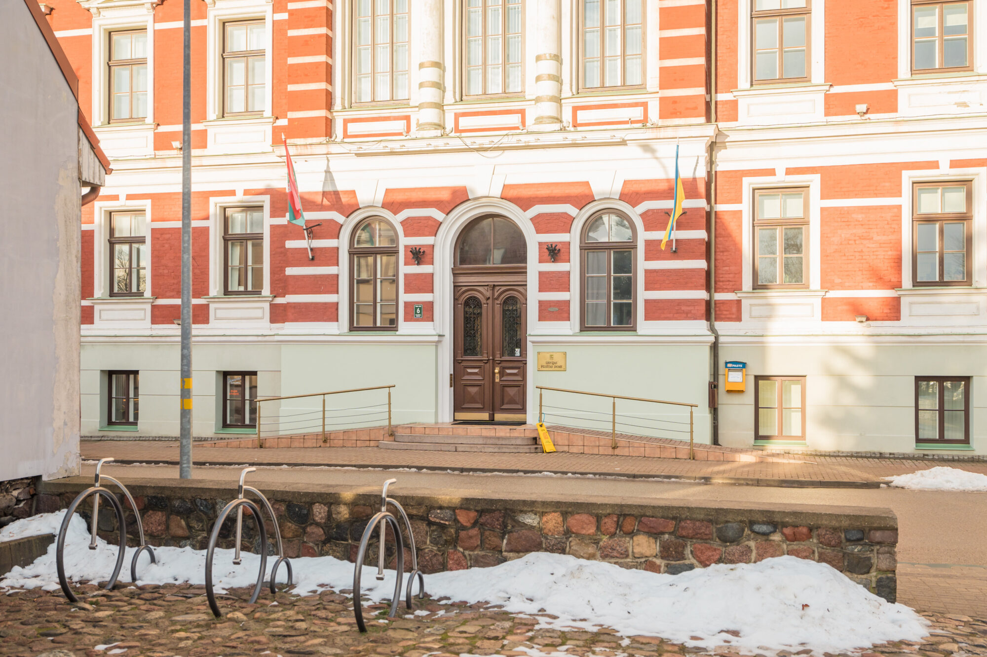 Foto: Par 9673 eiro Liepājas pašvaldības ēkai atjaunotas masīvkoka ārdurvis