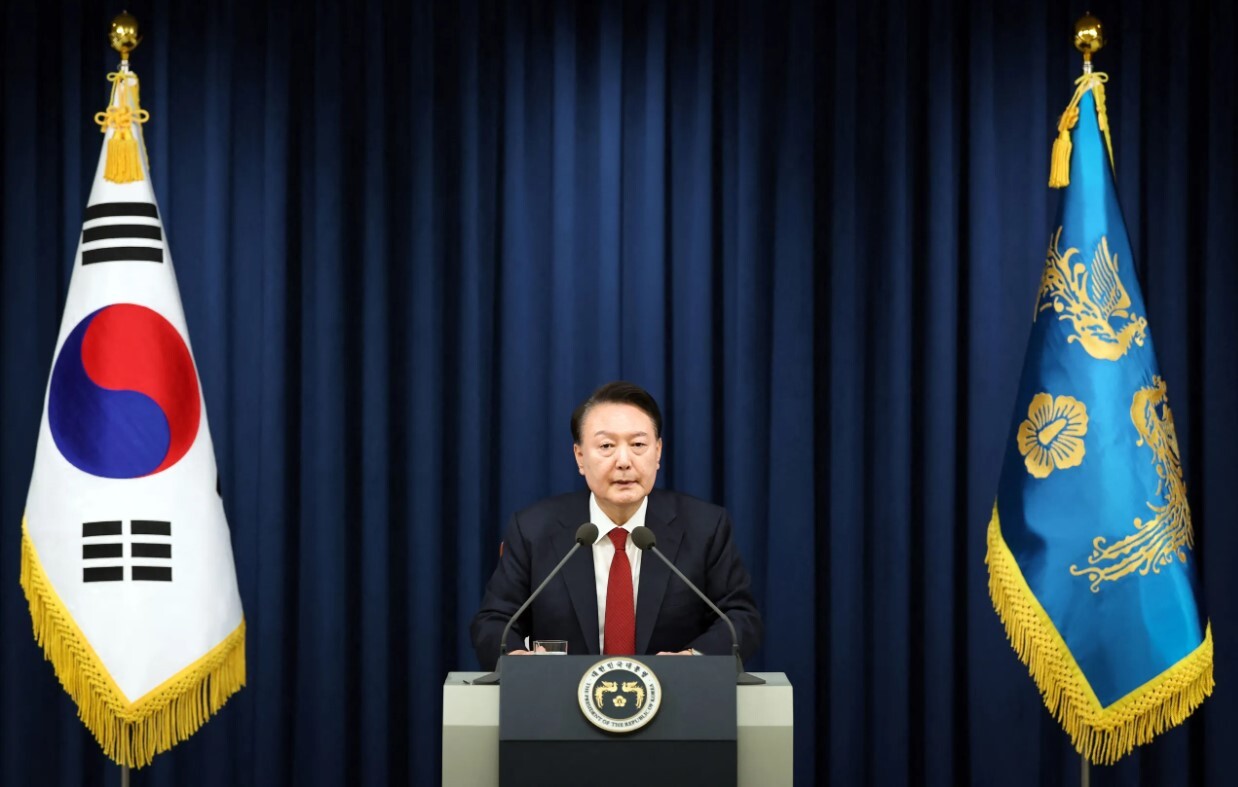 Dienvidkorejas izmeklētāji iesaka apsūdzēt atstādināto prezidentu Junu par sacelšanos un varas ļaunprātīgu izmantošanu