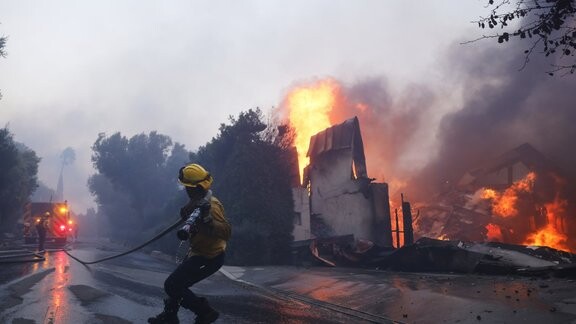 Losandželosas rajona iedzīvotāji evakuējas savvaļas ugunsgrēku dēļ