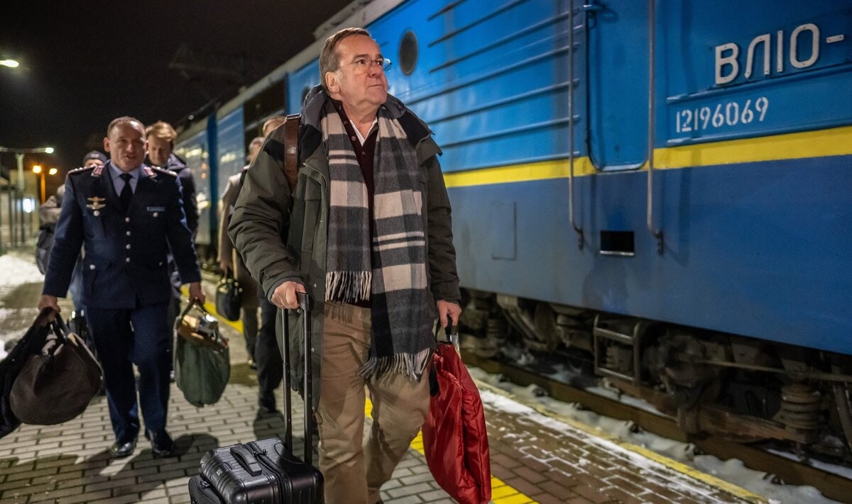 Vācijas aizsardzības ministrs apmeklē Kijivu