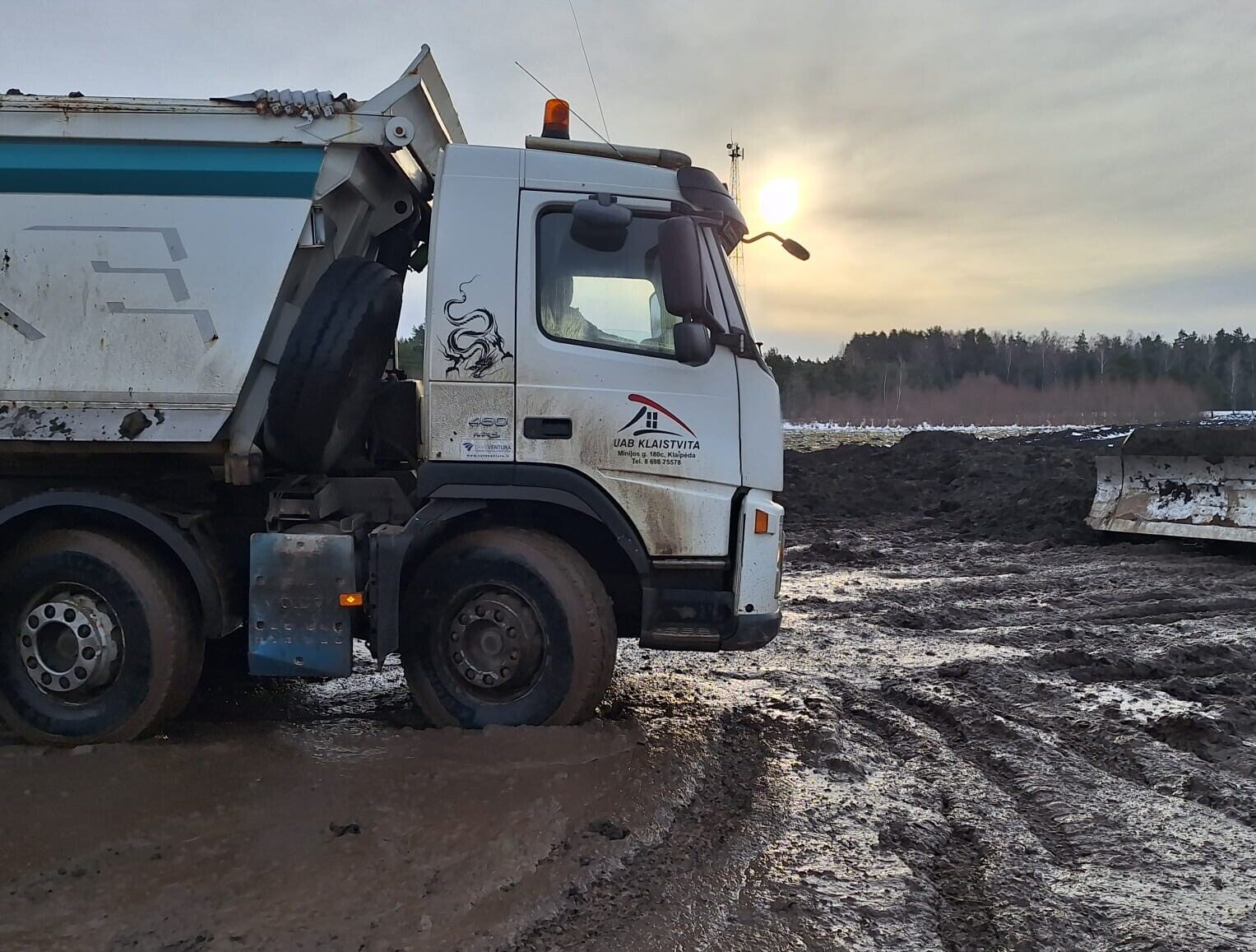 Nidā pieķer ceļa bojātājus, tie atpērkas ar materiāliem