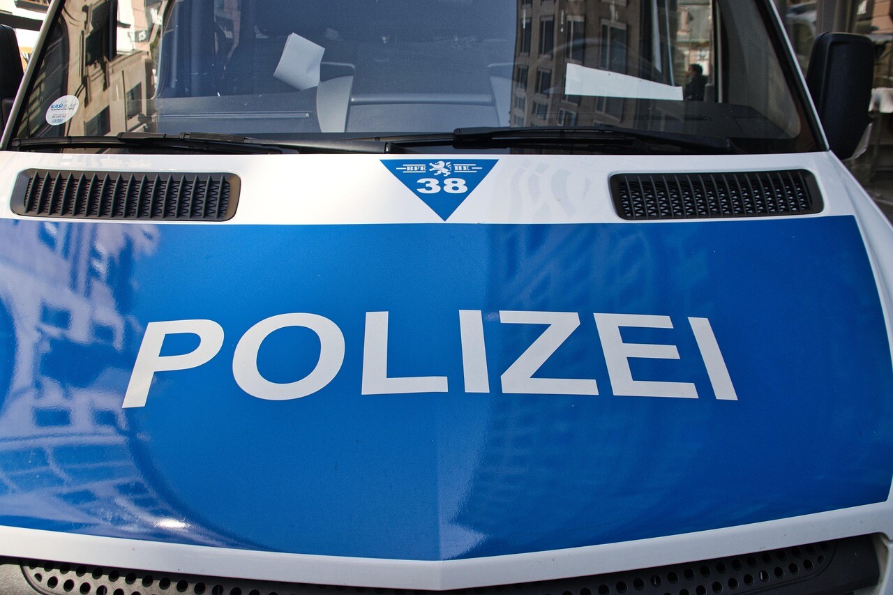 Minhenē sadegušas 23 policijas automašīnas