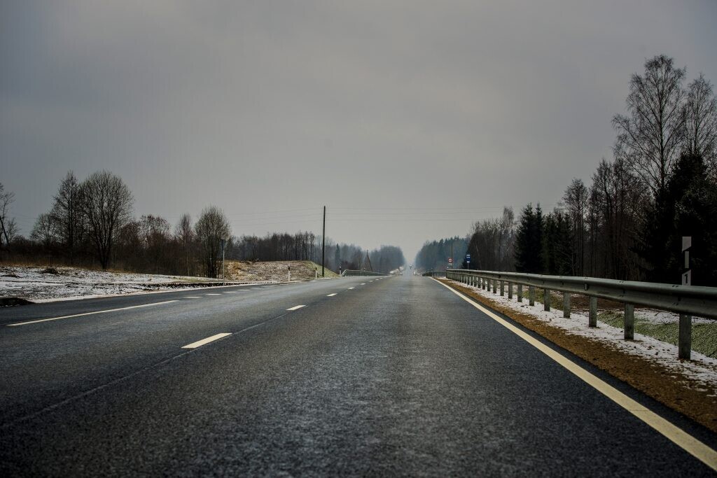 Vietām Latvijas centrālajā daļā apgrūtināti braukšanas apstākļi pa galvenajiem autoceļiem
