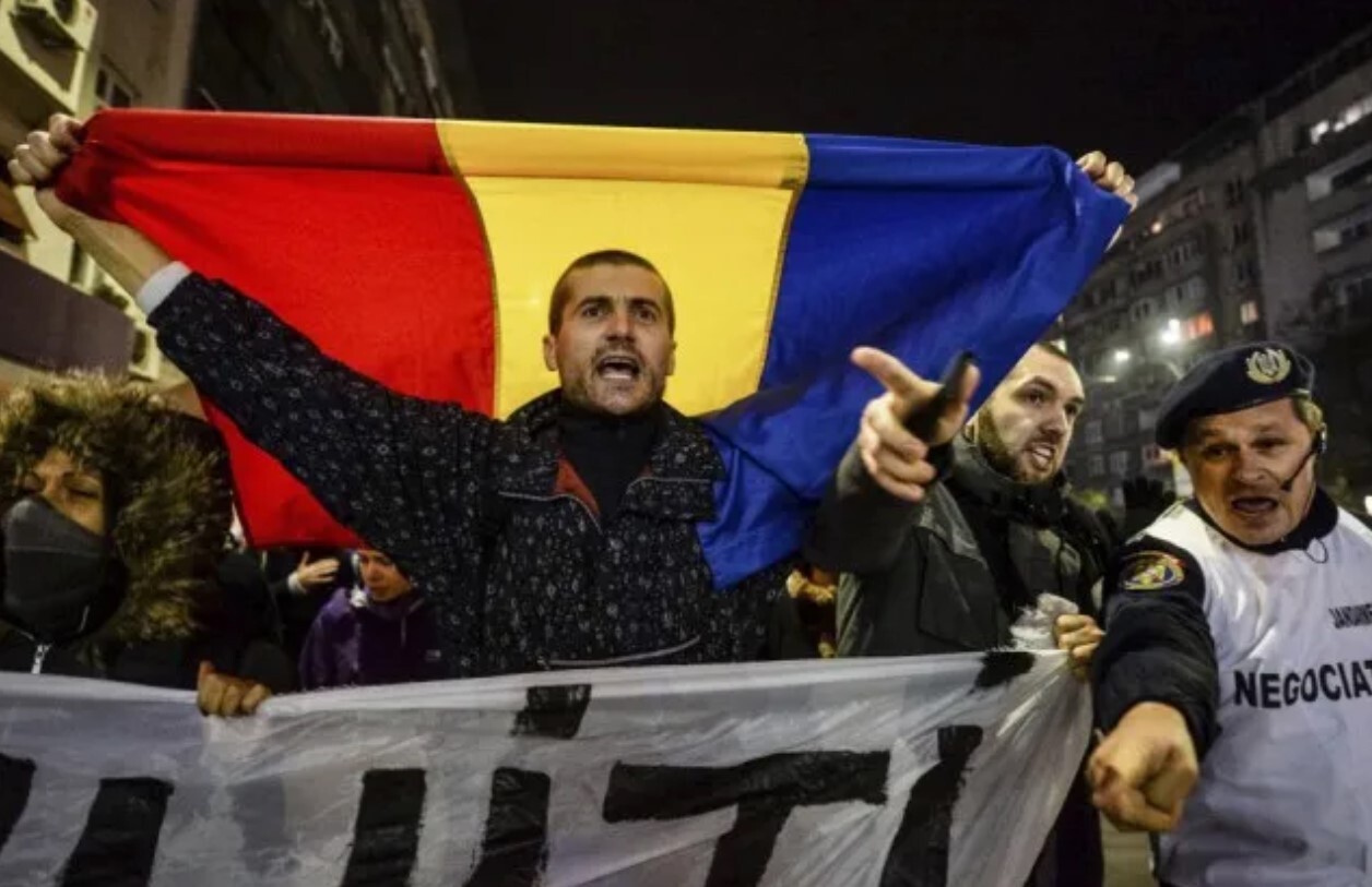 Rumānijā tūkstošiem cilvēku protestē pret prezidenta vēlēšanu anulēšanu