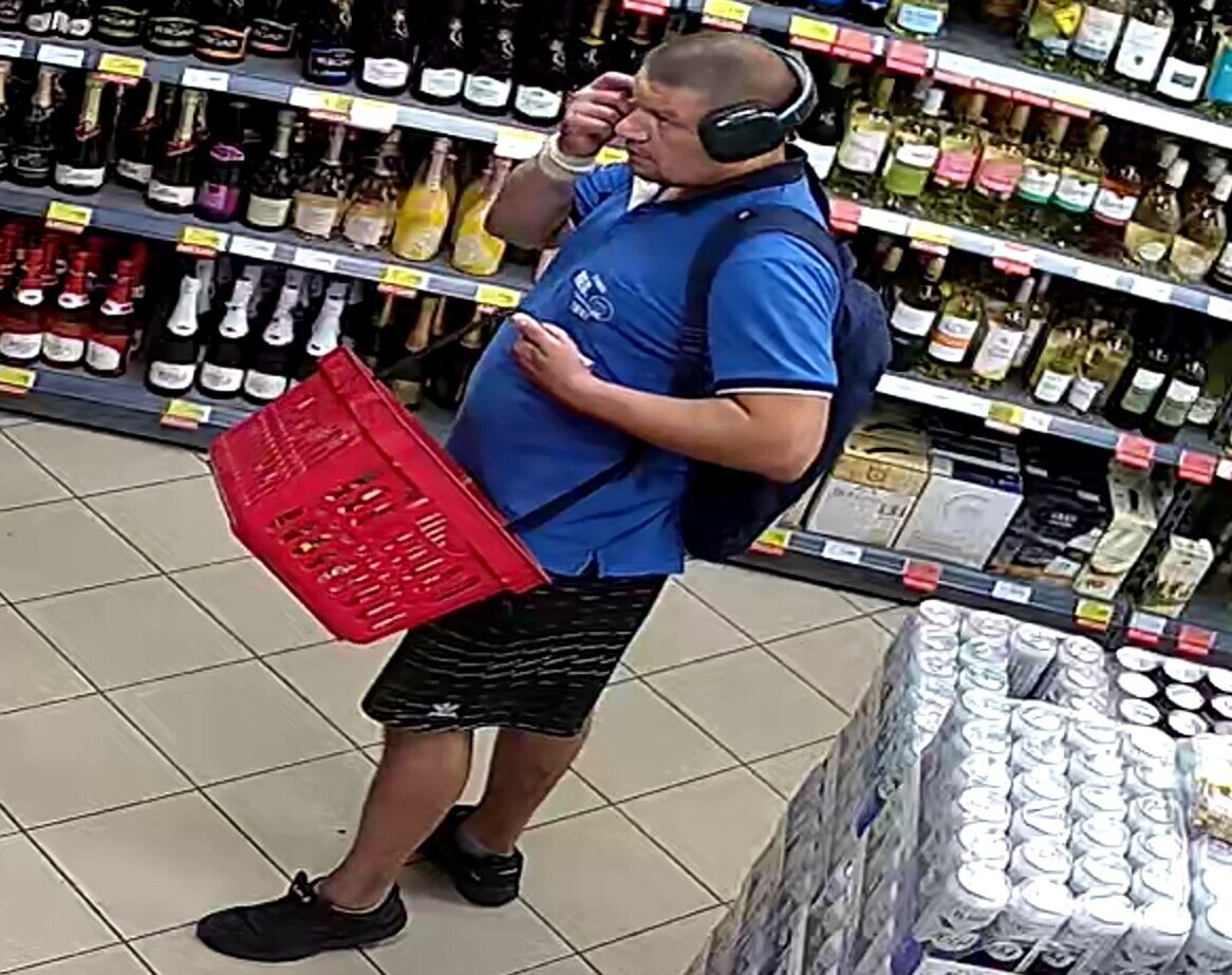 Foto: Policija Liepājā skaidro vairāku vīriešu identitāti