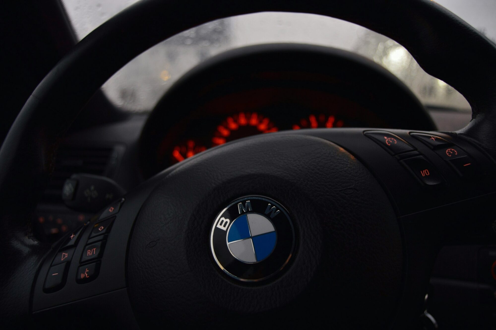 Video: Saskrienas divi “BMW”. Auto ietriecas sienā, cieš vadītājs un pasažiere