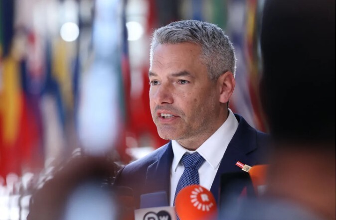 Austrijas kanclers Karls Nēhammers paziņo par atkāpšanos no amata