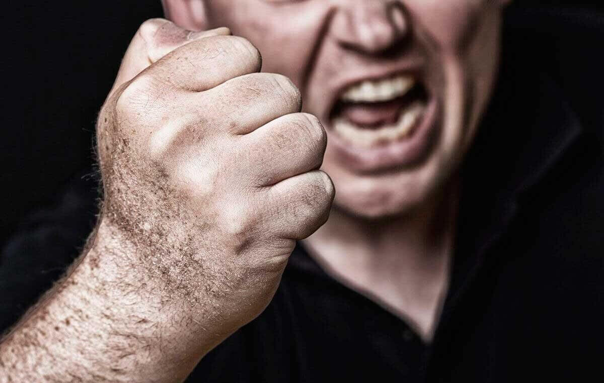 Atriebjoties par atlaišanu, Ezermalas ielā mēģina ar traktoru sagraut bijušo darbavietu