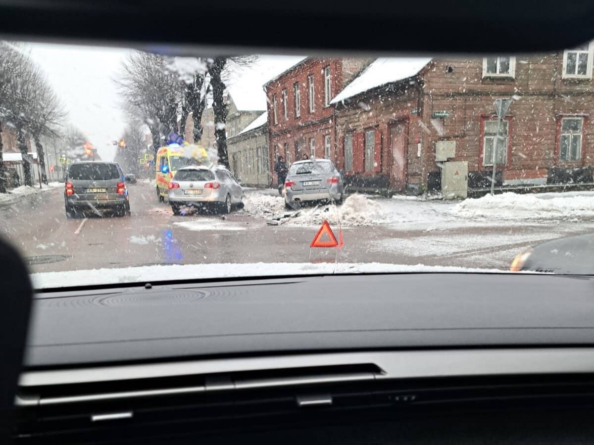 Pasteidzas ar kreiso pagriezienu Raiņa ielā un izraisa sadursmi