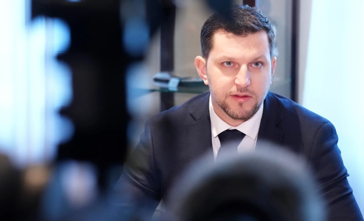 Tiesa liek Rīgas domei atjaunot amatā par kukuļa piedāvāšanu apsūdzēto Jāni Vaivodu
