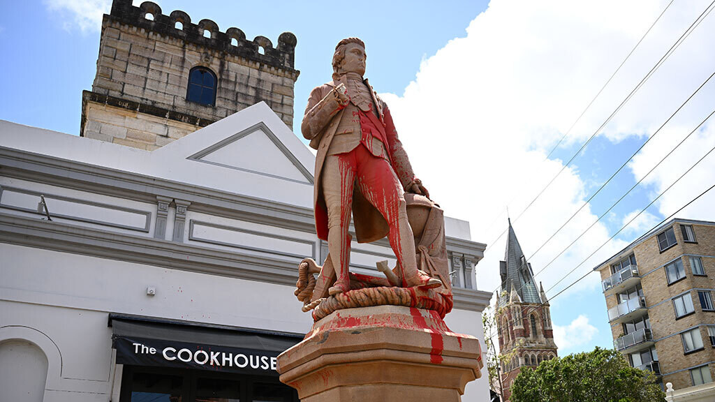 Sidnejā pirms Austrālijas dienas apķēpāta Kuka statuja