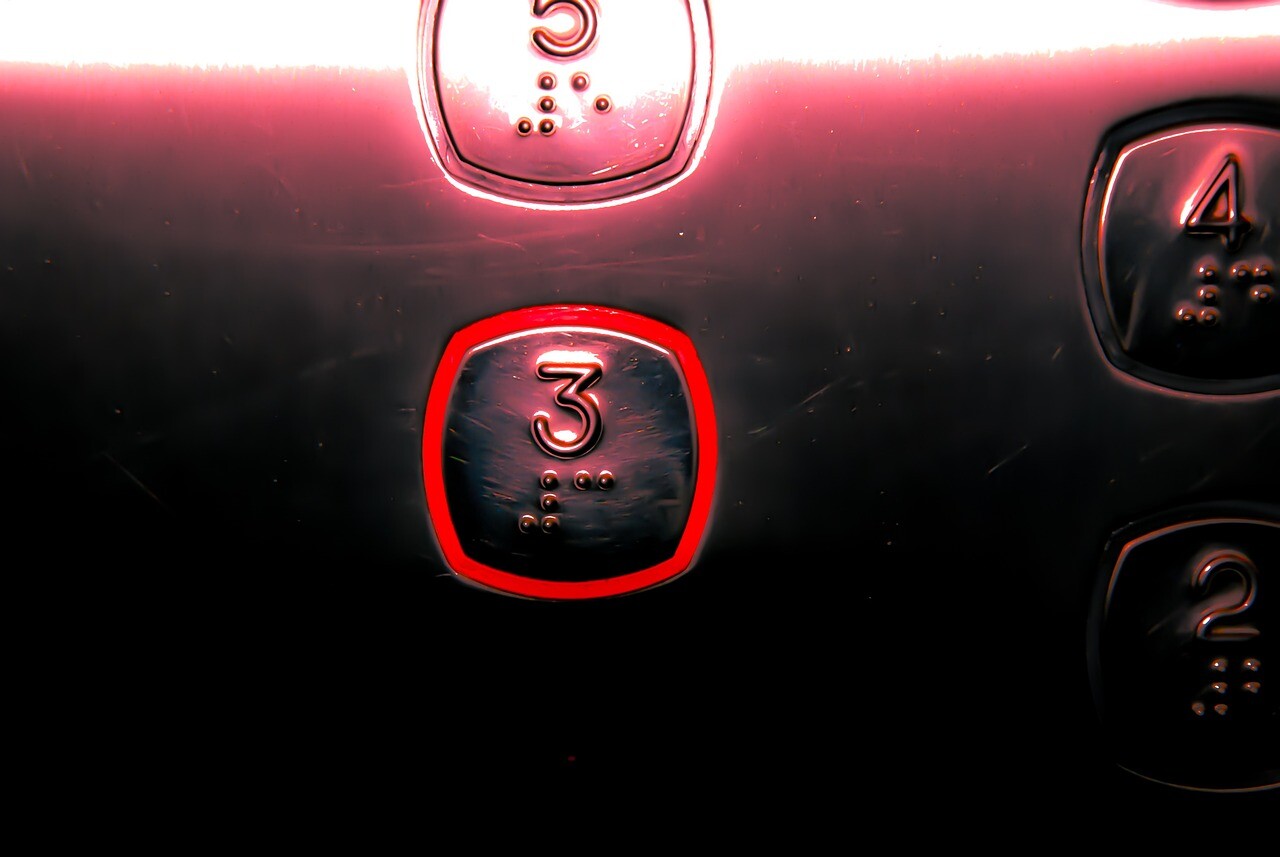 Rīgā liftā starp stāviem iesprūdis bērns
