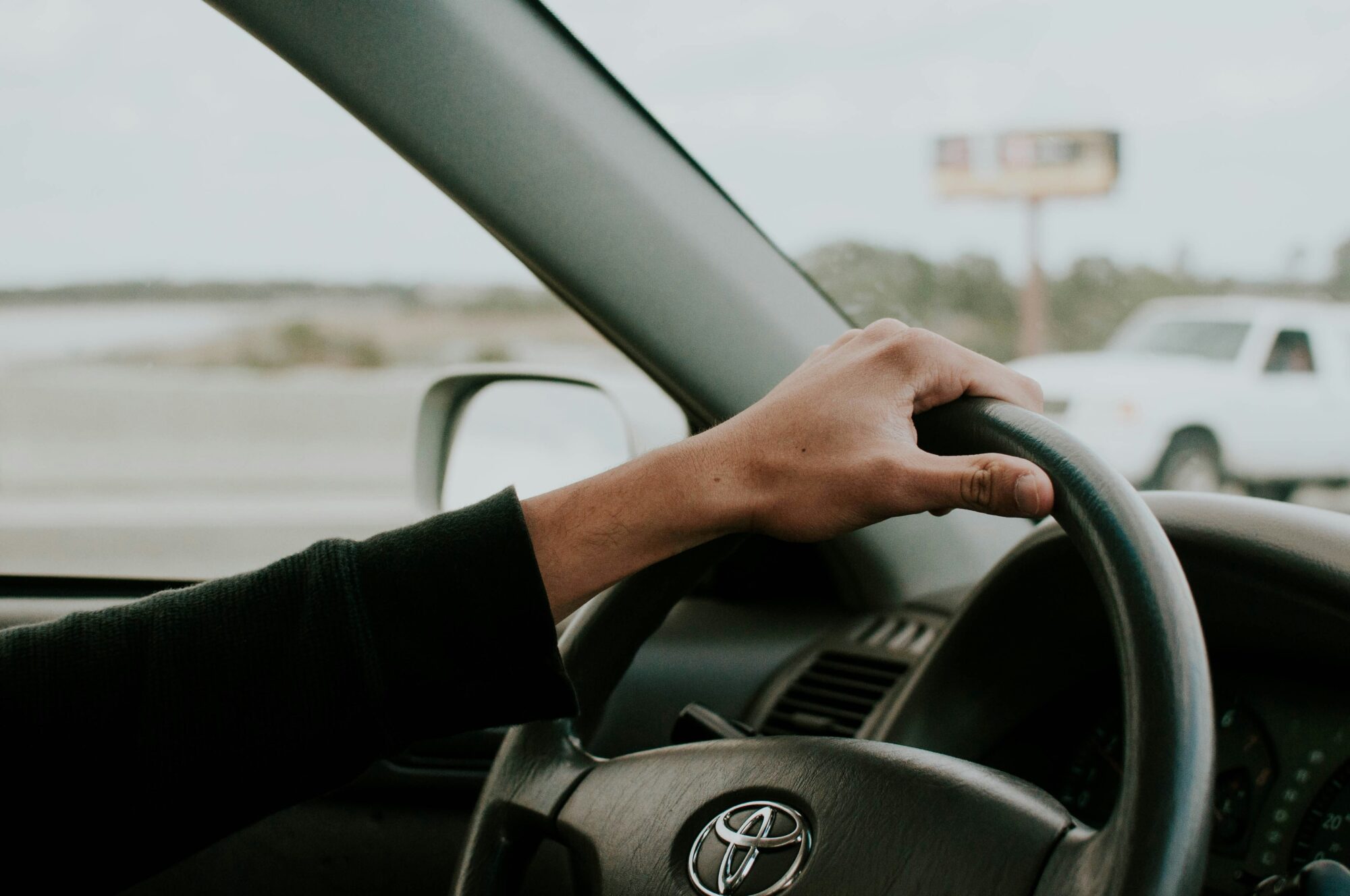 Ar divām promilēm ribās nenotur “Toyota” uz ceļa Dunalkā