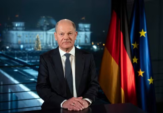 Olafs Šolcs un Roberts Hābeks bažījas par Maska atbalstu eiroskeptiķu partijai