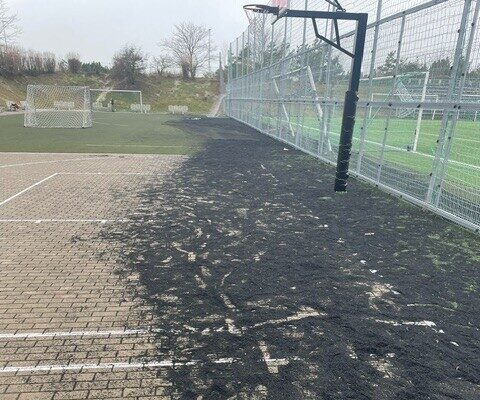 Foto: Bažījas, ka futbola laukuma gumijas granulas piesārņo parku un kāpas