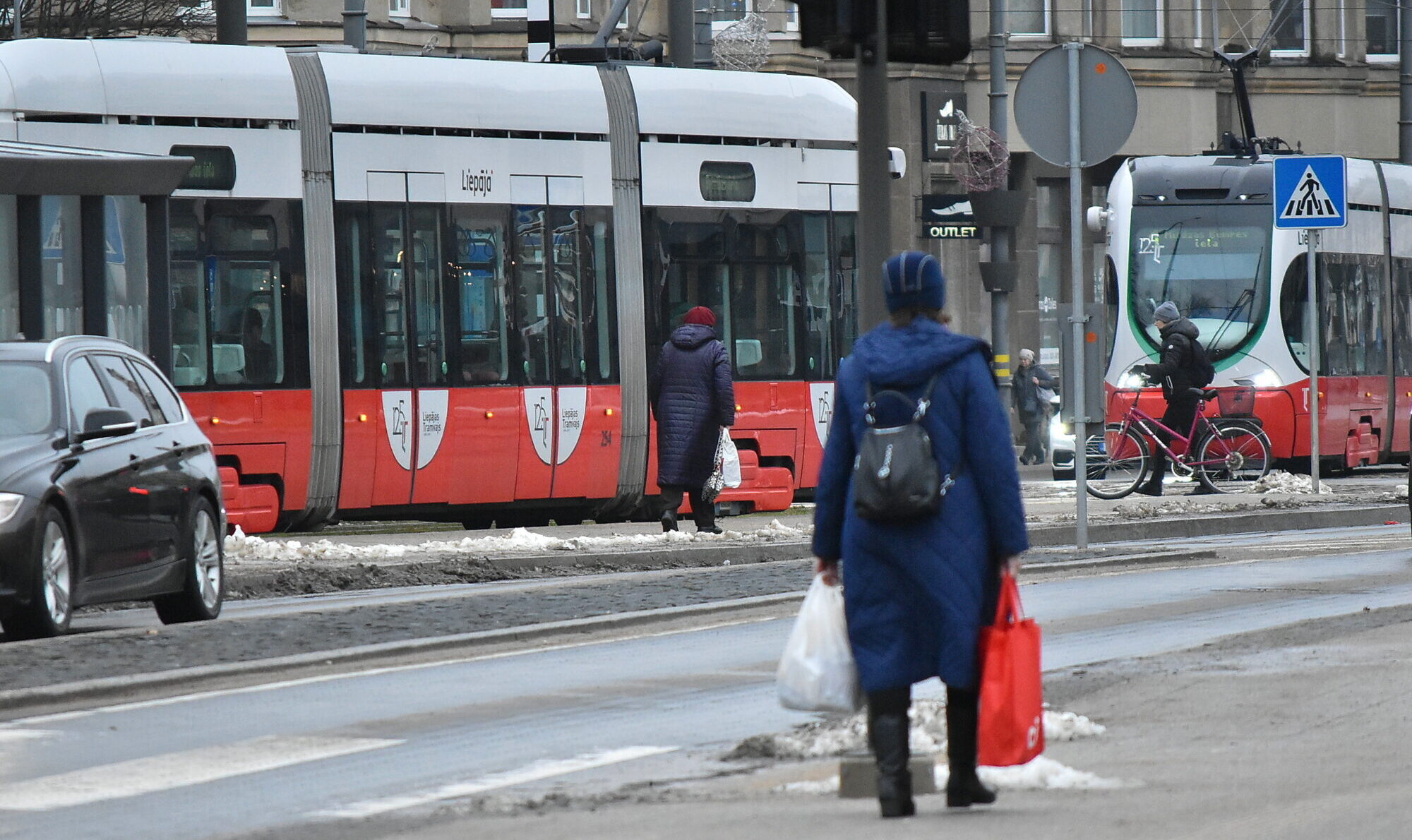 Foto: Ērtības un ietaupīts laiks pāri visam. Liepājnieki nevēlas atteikties no personīgā autotransporta