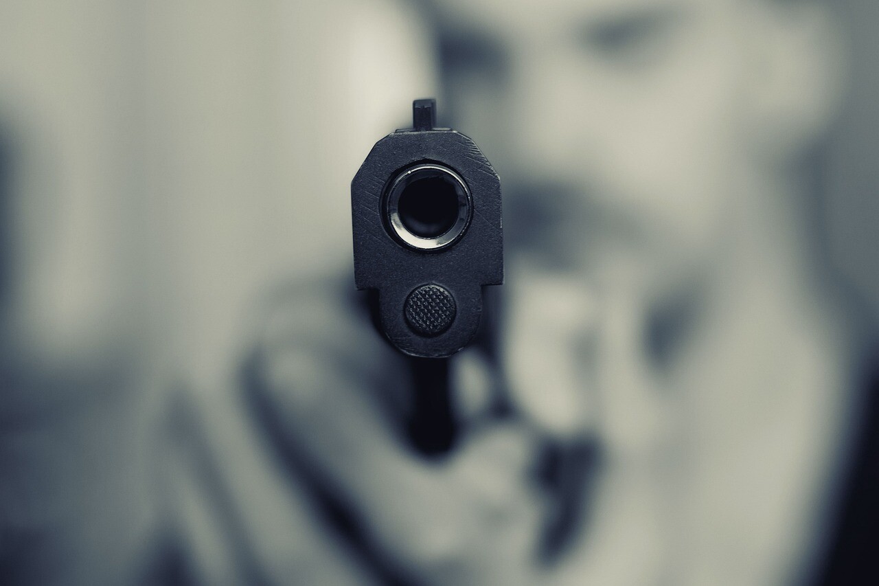 Vīrieti apsūdz par šaušanu uz policistiem