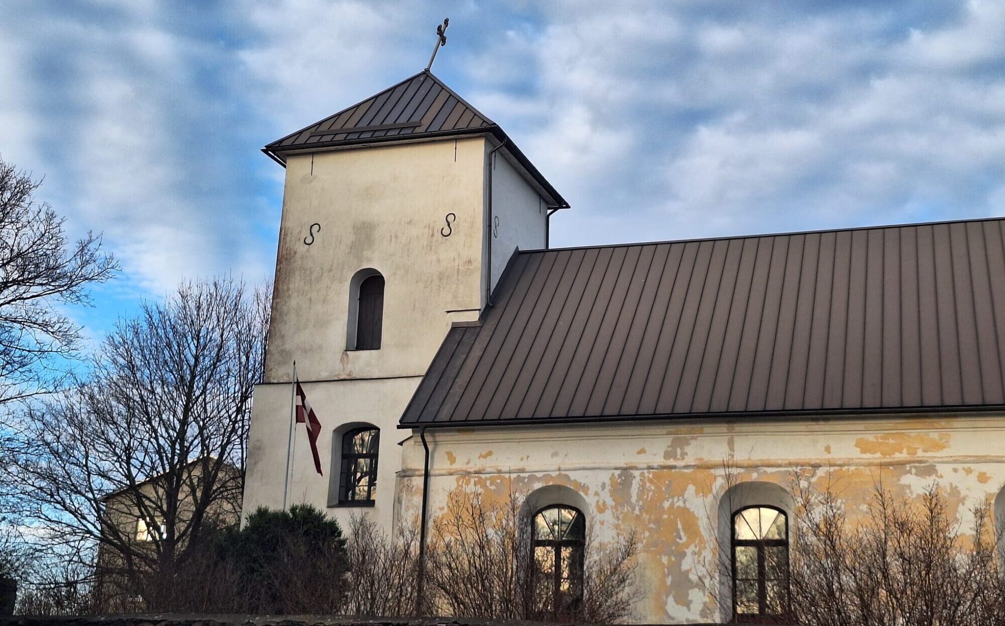 Grobiņas luterāņu baznīca palikusi bez krusta