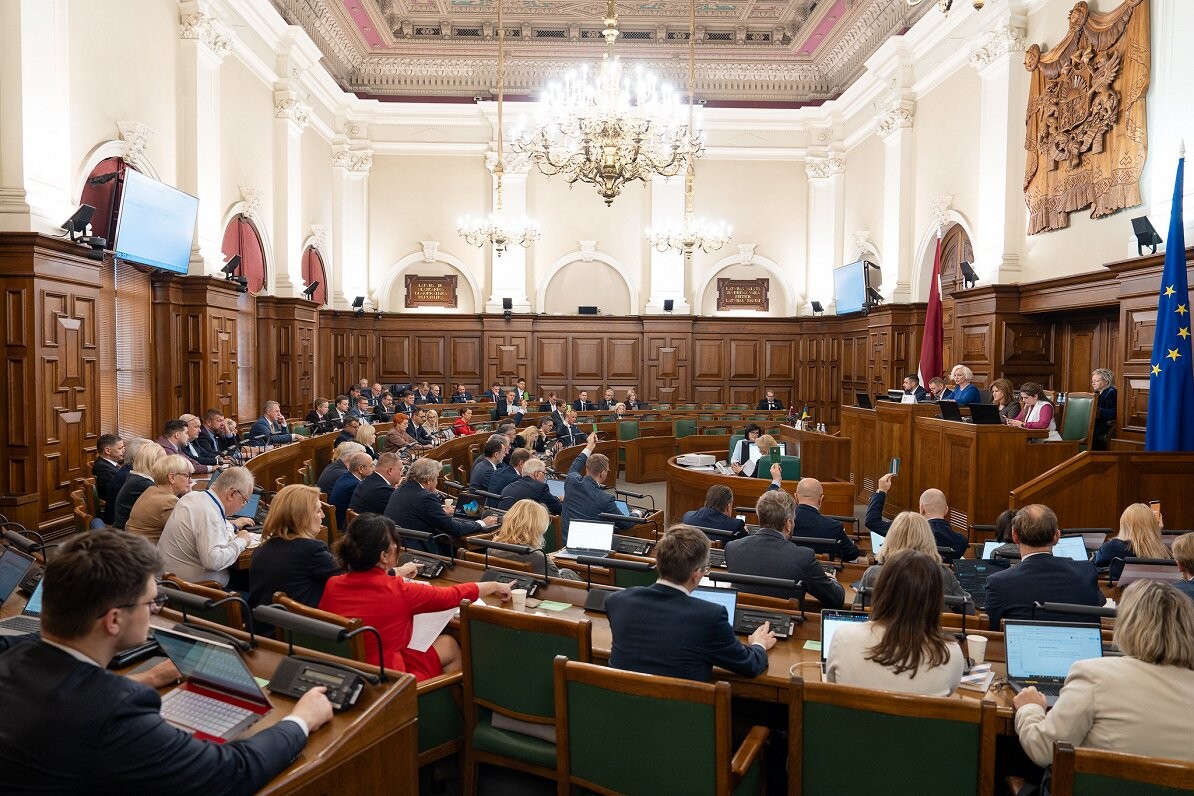 Saeima atliek opozīcijas kritizēto Klimata un Transporta enerģijas likumu projektu virzību