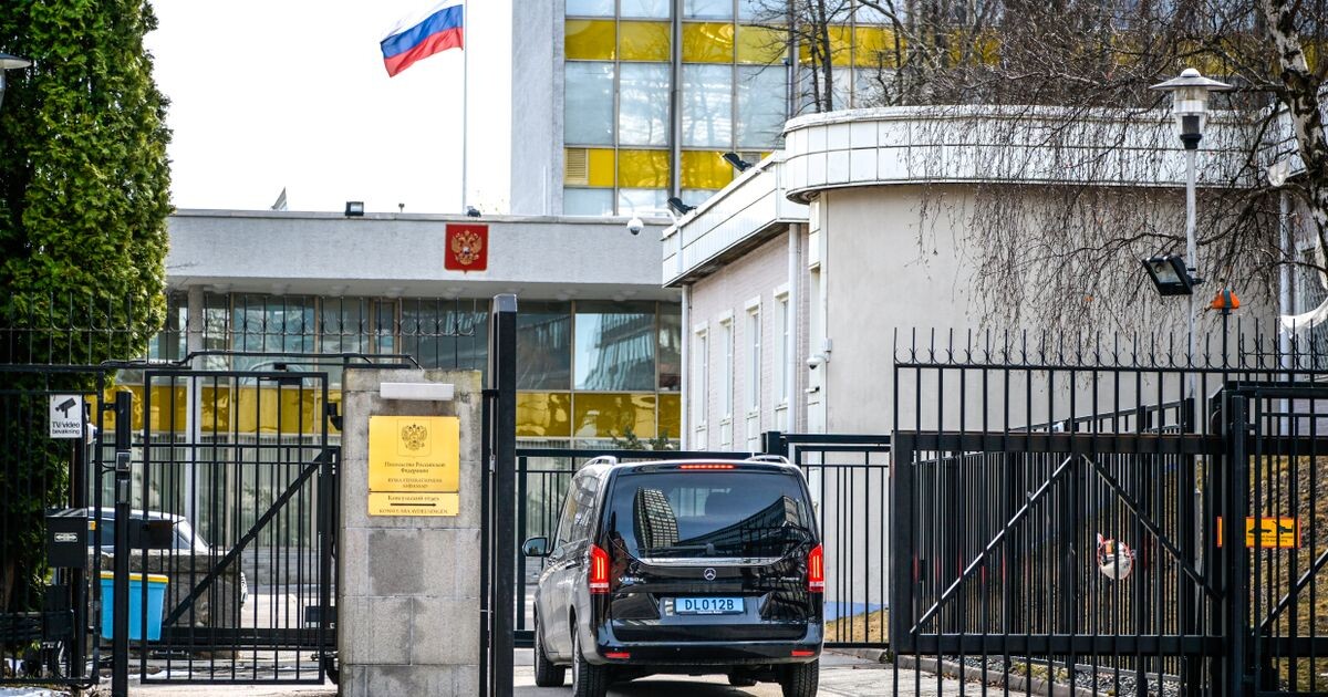 Stokholmā vīrietis ar automašīnu ietriecies Krievijas vēstniecības metāla vārtos