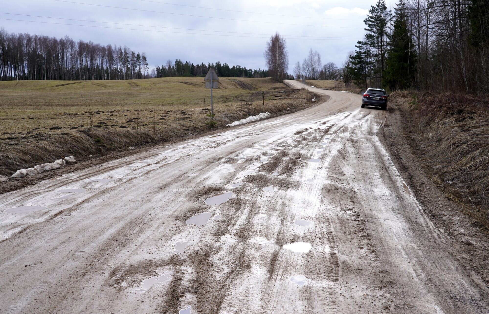 Nepastāvīgu laikapstākļu ietekmē pasliktināsies grants ceļu stāvoklis