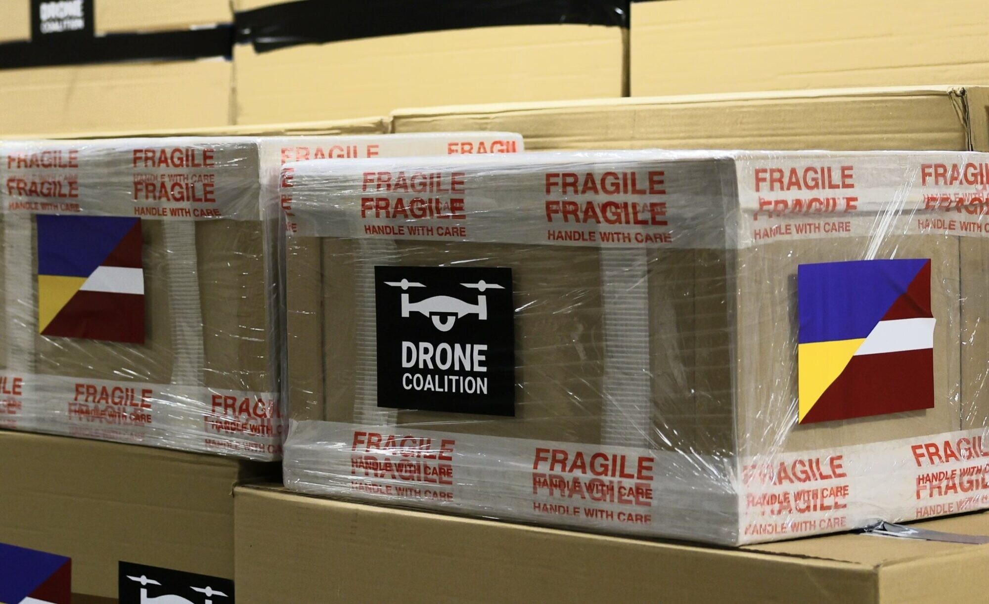 Latvijas un Lielbritānijas vadītā dronu koalīcija Ukrainai piegādās vēl 30 000 dronu