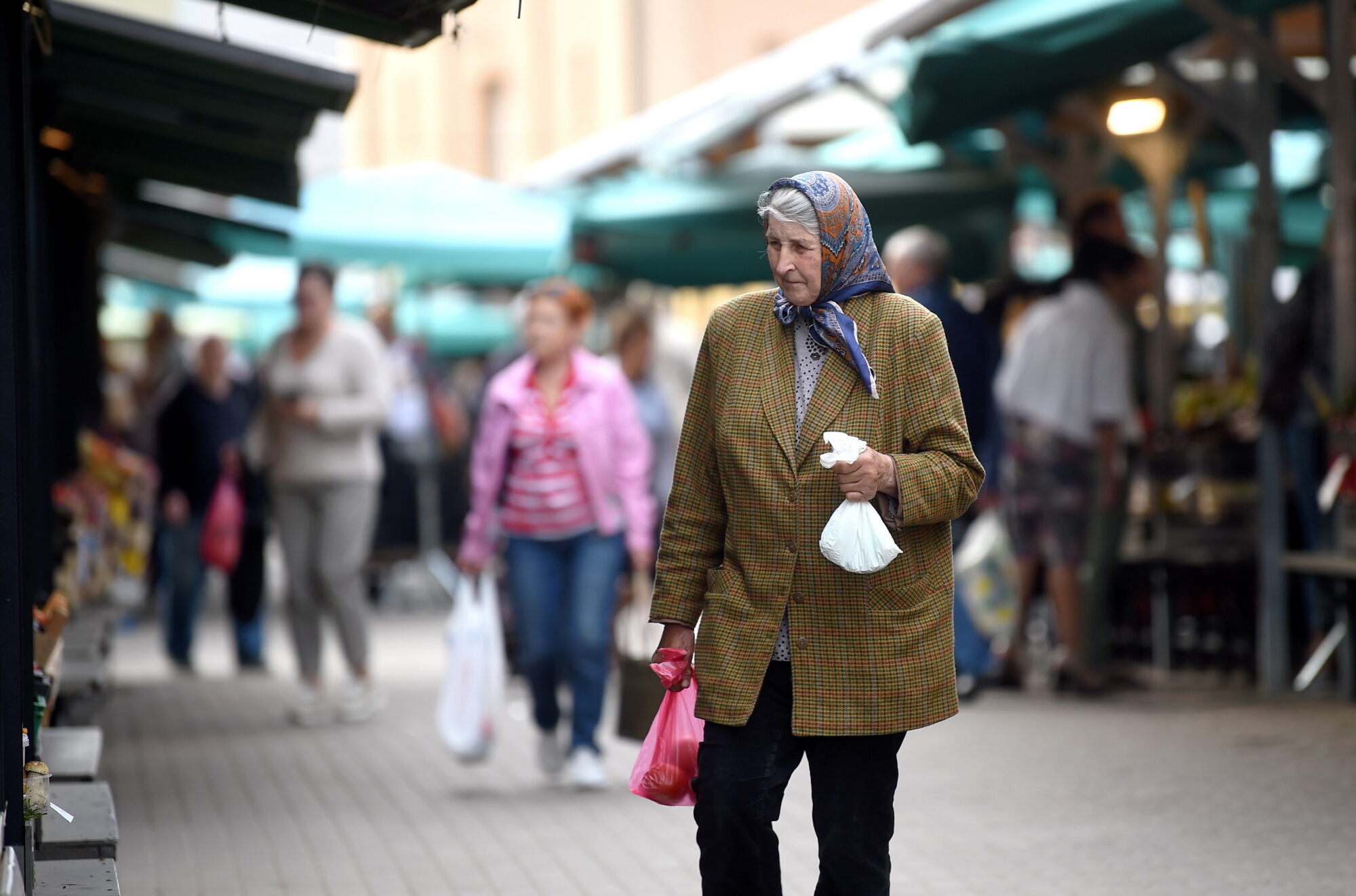 Pensionāri ar pensiju līdz 1000 eiro varēs piemērot neapliekamo minimumu gan algai, gan pensijai
