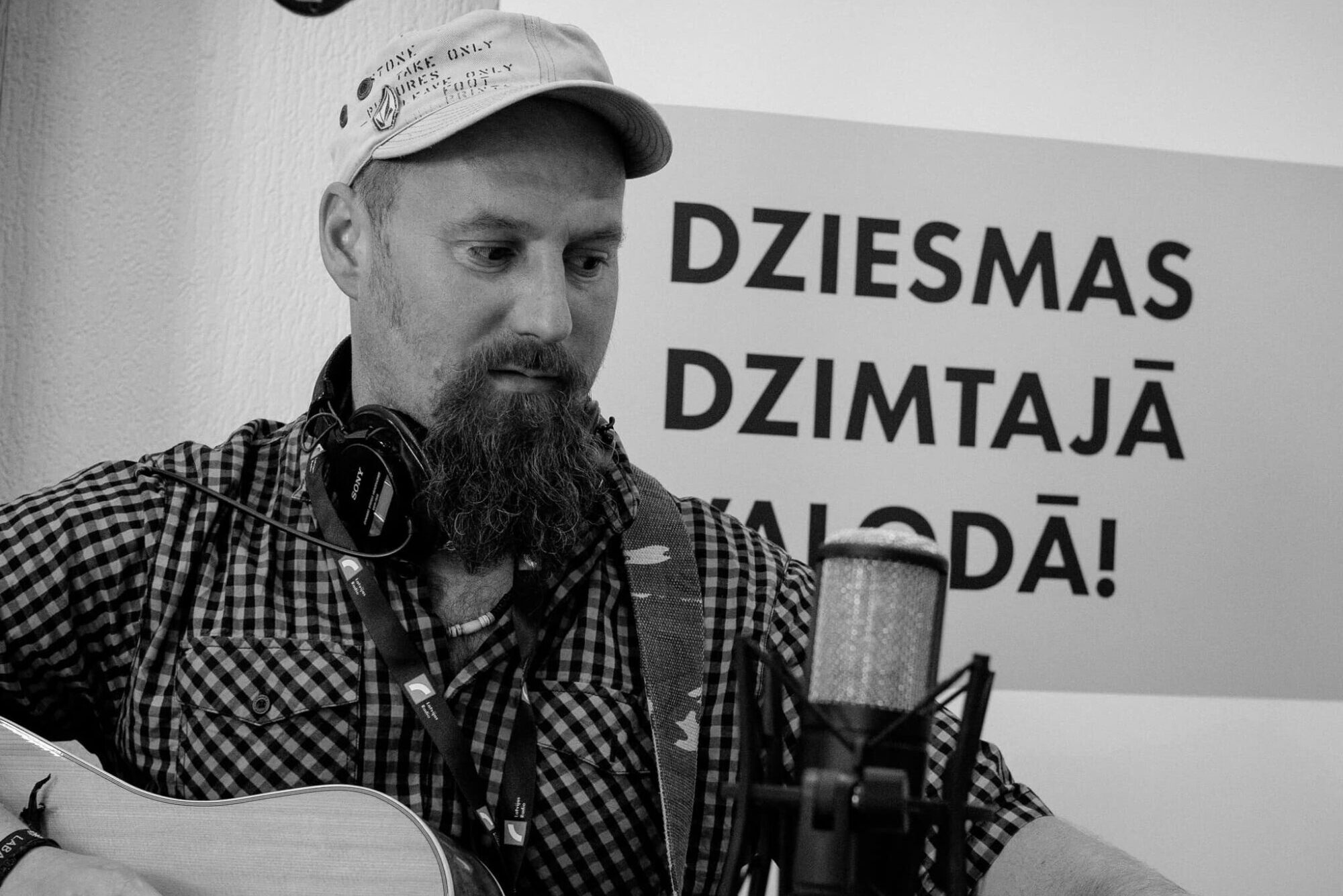 Miris grupas “Oranžās brīvdienas” solists un dziesmu autors Ints Ķergalvis