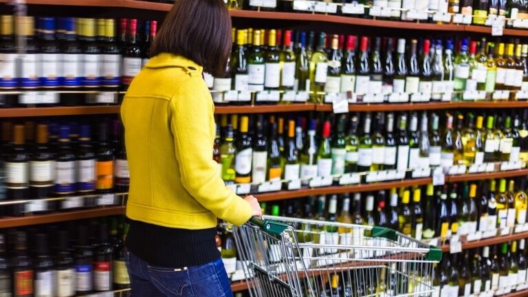 Atsevišķi mazumtirdzniecības veikali jauno alkohola tirdzniecības noteikumu dēļ pieļauj darba laika pārskatīšanu