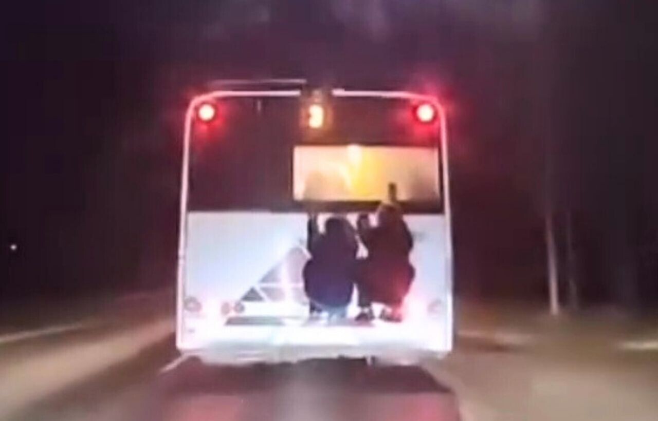 Video: Jauniešu bezatbildīgo izklaižu klasika – vizinās, pieķērušies autobusa aizmugurei