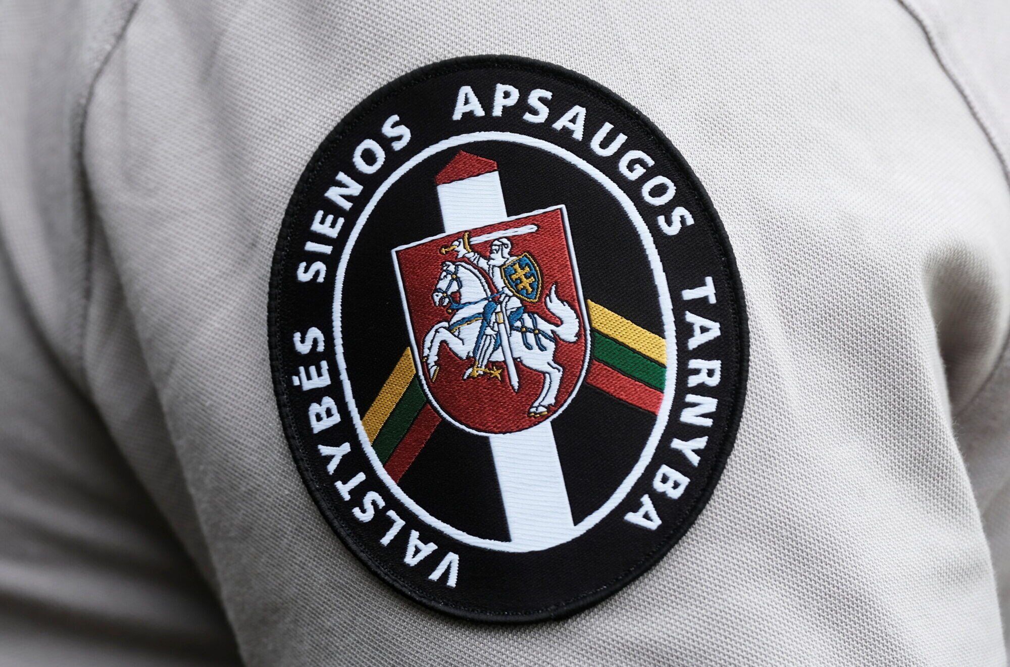 Lietuvas robežsargi pārtver desmit balonus ar kontrabandas cigaretēm no Baltkrievijas