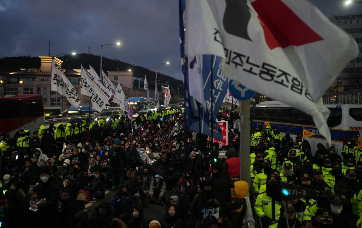 Seulā sapulcējušies tūkstošiem protestētāju no pretējām nometnēm