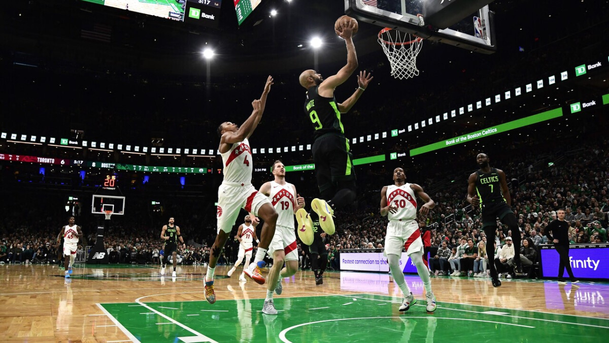 Video: “Celtics” bez Porziņģa sagrauj neveiksmju joslā esošo “Raptors”