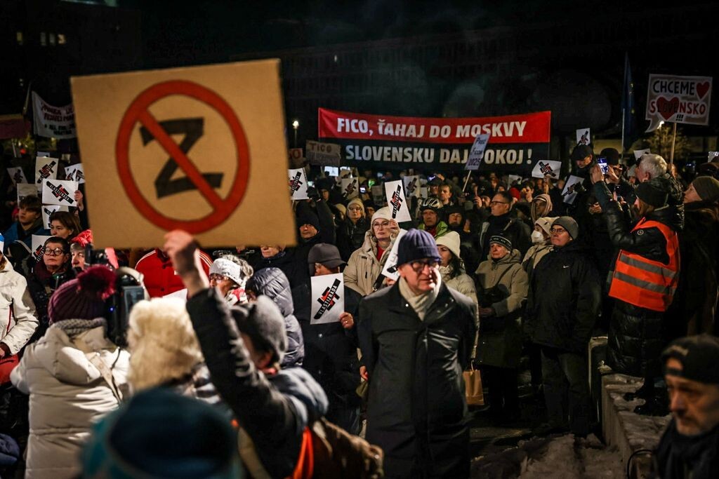 Slovākijā Ukrainas atbalstītāji protestē pret Fico