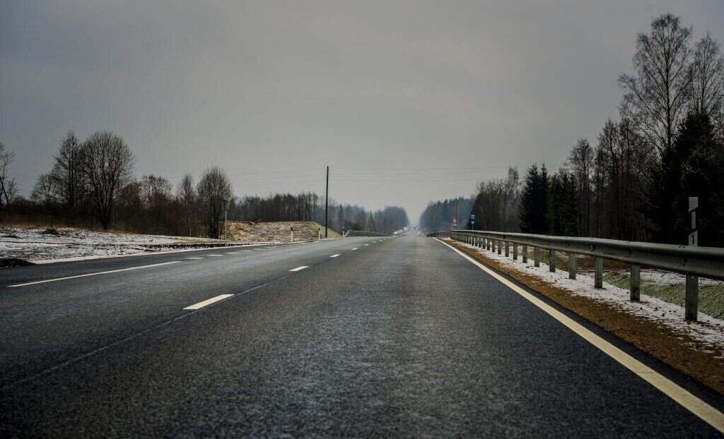 Svētdienas rītā apgrūtināti braukšanas apstākļi Liepājas apkārtnē