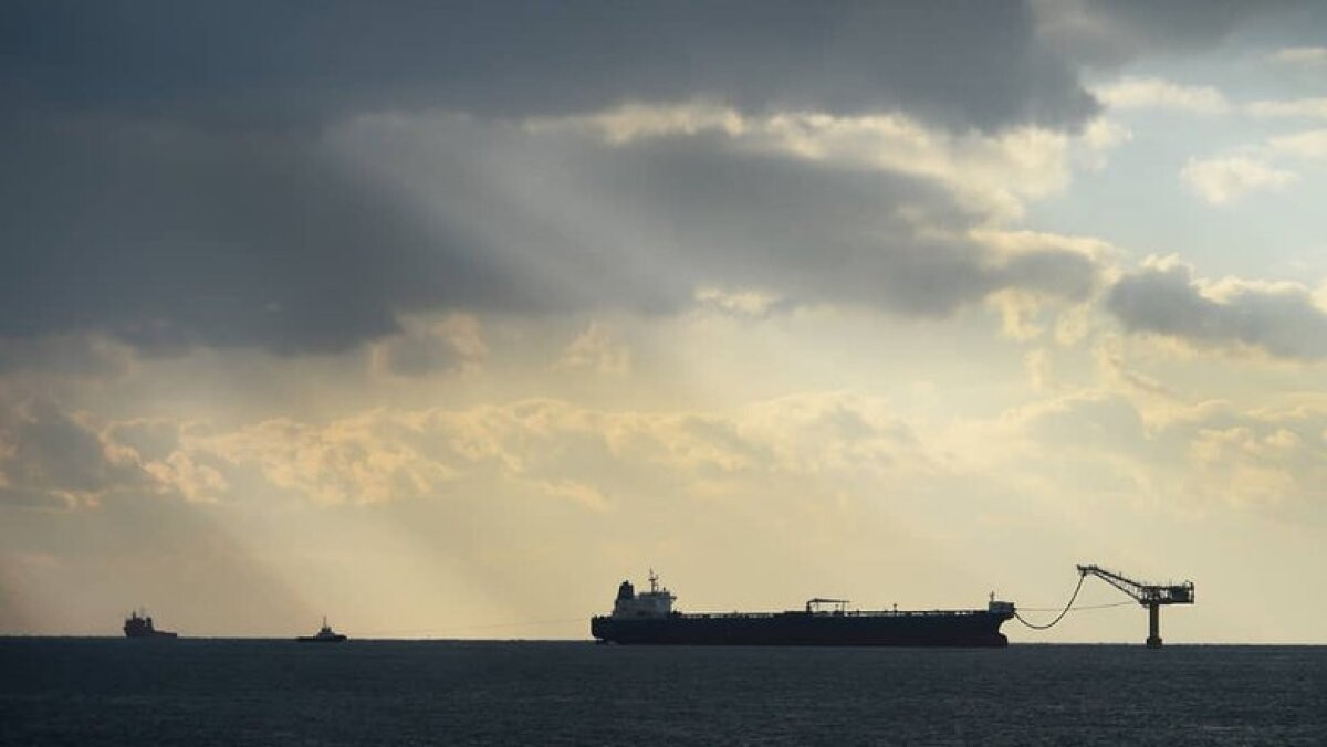 ASV sankciju dēļ noenkuroties spiesti desmitiem kuģu ar Krievijas naftu