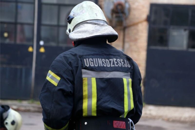 Klaipēdas ielā pazemē izceļas ugunsgrēks