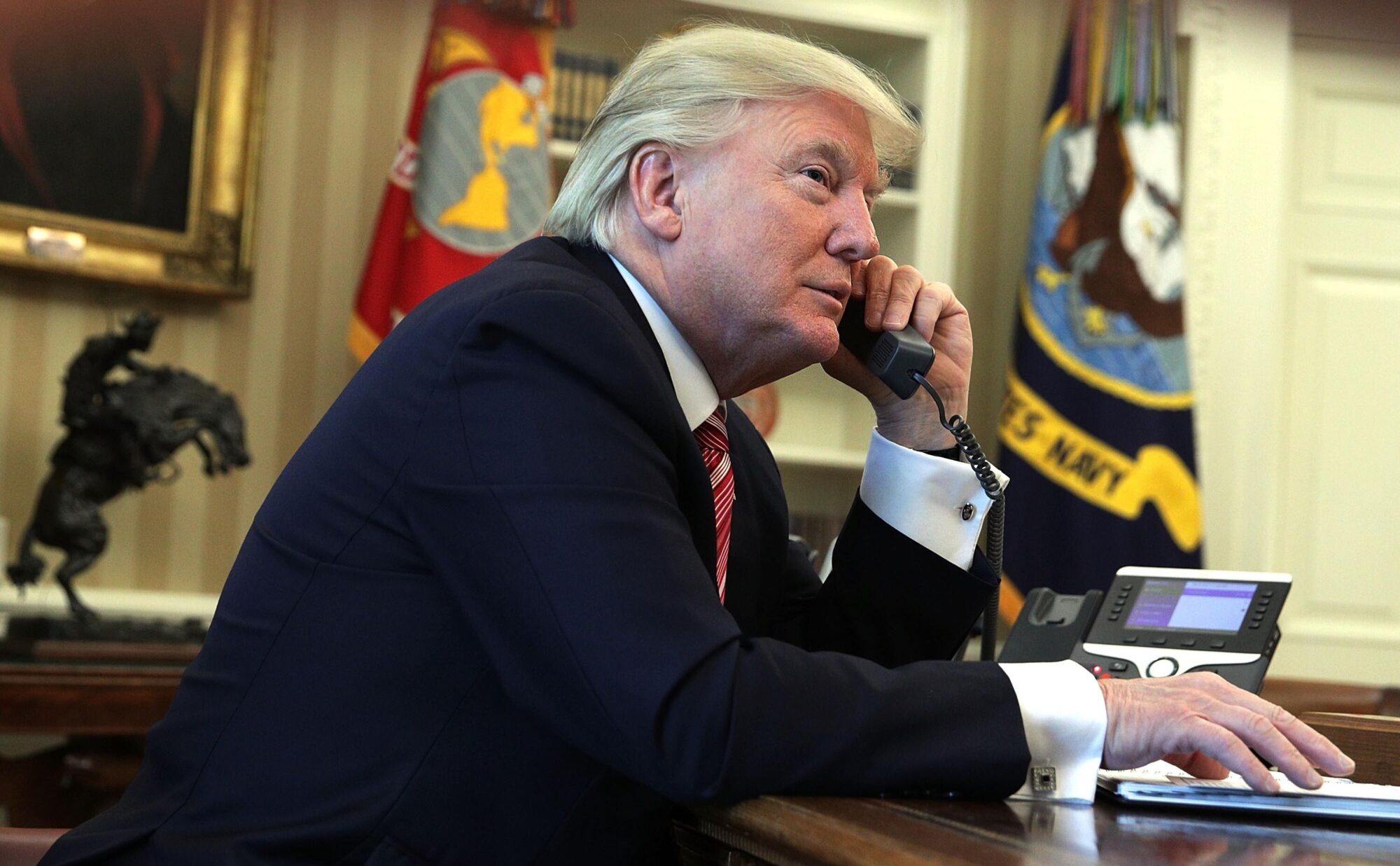 Tramps telefonsarunā ar Putinu apsprieduši karu Ukrainā