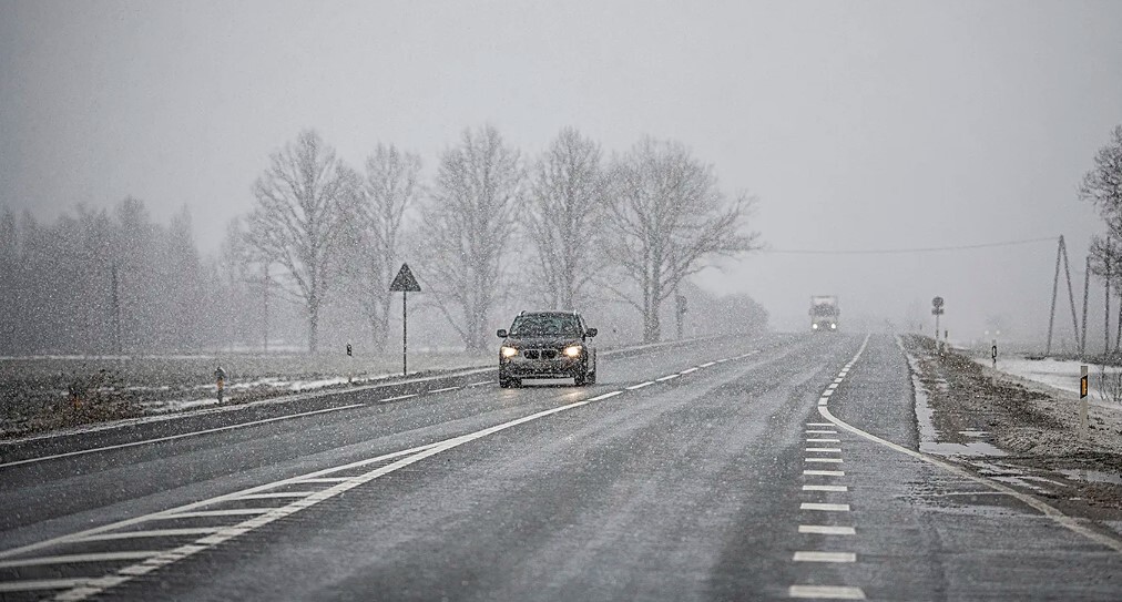 Daudzviet autoceļi ir sniegoti un apledo